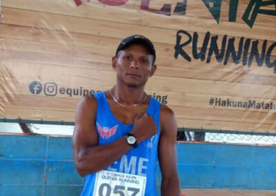 Medalha no peito e troféu na mão