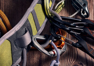 Inspeção do cinto de segurança para trabalho em altura